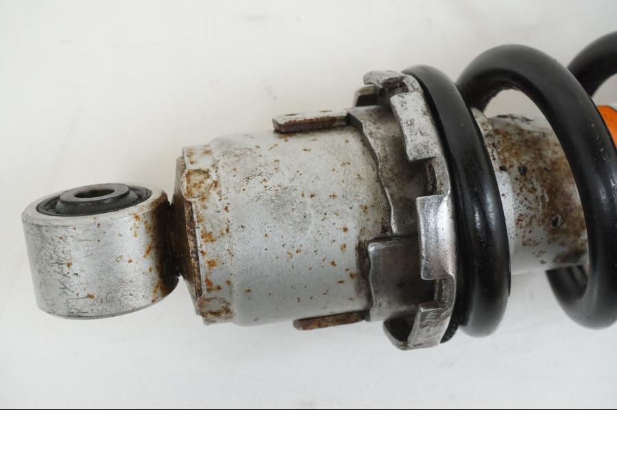 Vänster sida på Stötdämpare från en Kawasaki Z 750 -2006 motorcykel.