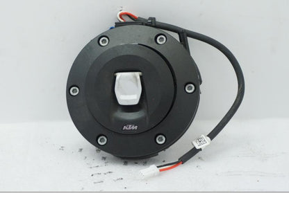 Framsidan på Tanklock från en KTM 1290 Super Adventure R -2021 motorcykel.