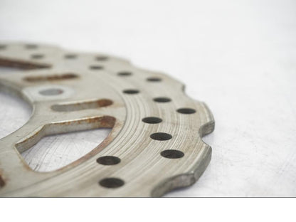 Vänster sida på Bromsskiva från en Kawasaki Z 900 -2017 motorcykel.