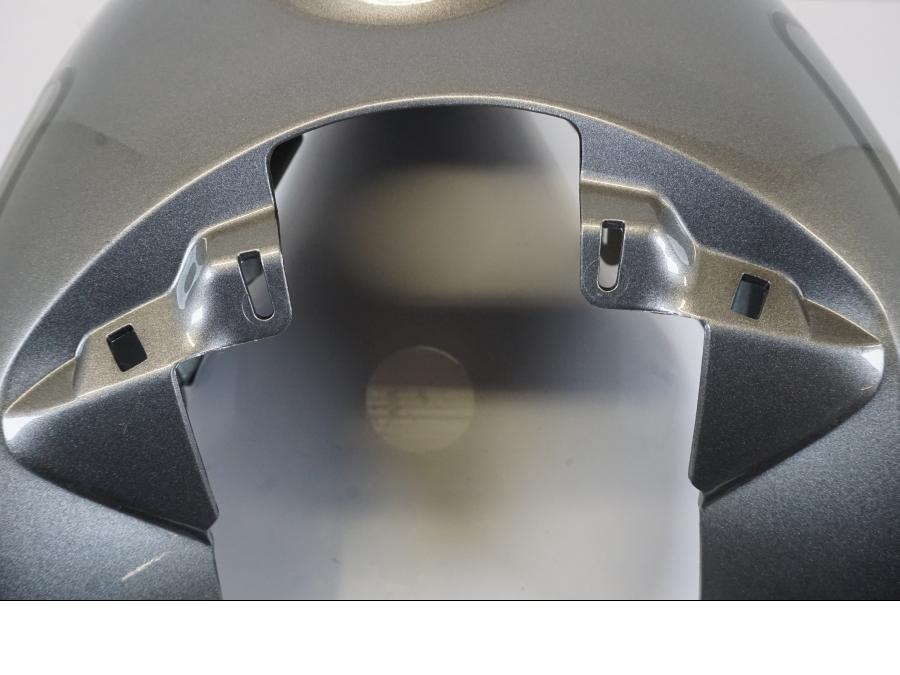 Snett uppifrån på Bensintankskåpa från en Triumph Trident -2021 motorcykel.