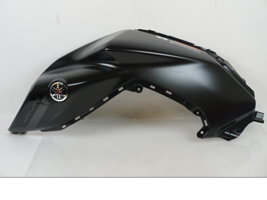 Framsidan på Tankkåpa från en Yamaha MT-07 -2023 motorcykel.