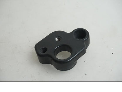 Baksidan på ABS givarfäste från en Indian Chieftain Dark Horse -2019 motorcykel.