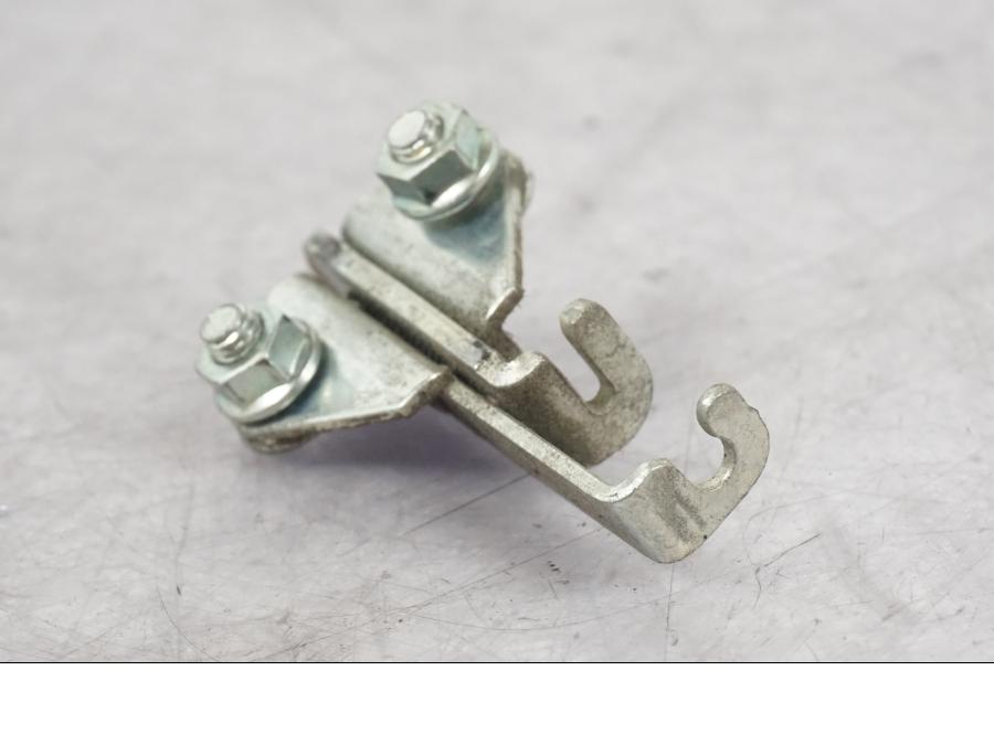 Vänster sida på Sadellåsmekanism från en Yamaha MT-09 -2016 motorcykel.