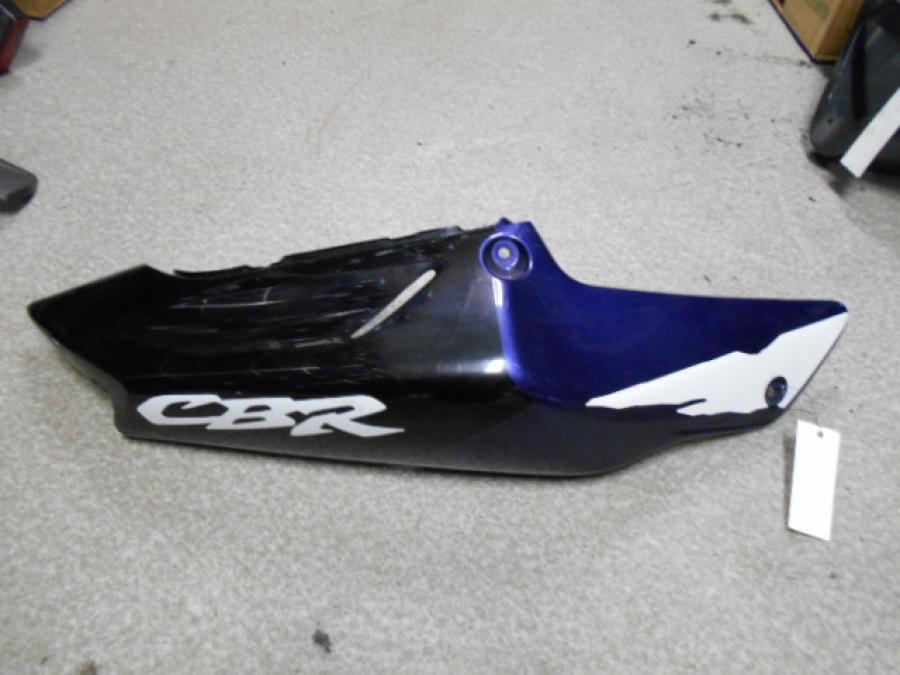 Framsidan på <p>Bakvinge höger från Honda CBR 900 RR 1999.</p>

<p>Spricka baktill se bild.</p> motorcykel.