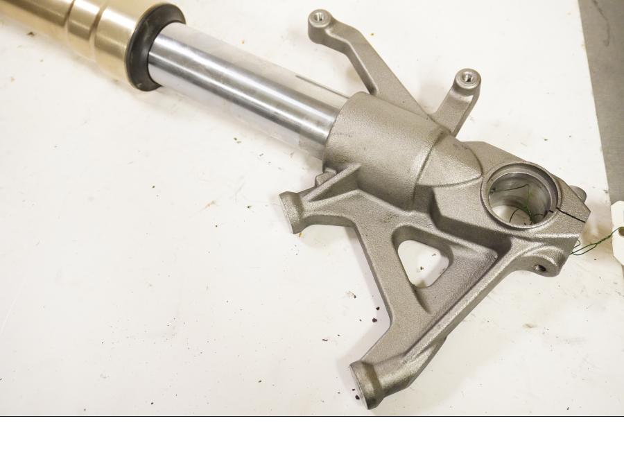 Baksidan på Gaffelben från en Kawasaki Z 1000 -2008 motorcykel.