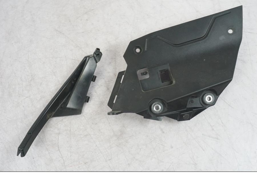 Framsidan på Sidkåpa från en Yamaha MT-09 -2016 motorcykel.