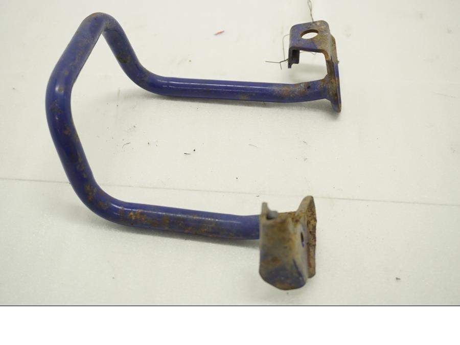 Framsidan på Motorskyddsbåge från en Suzuki DR 650 -1996 motorcykel.