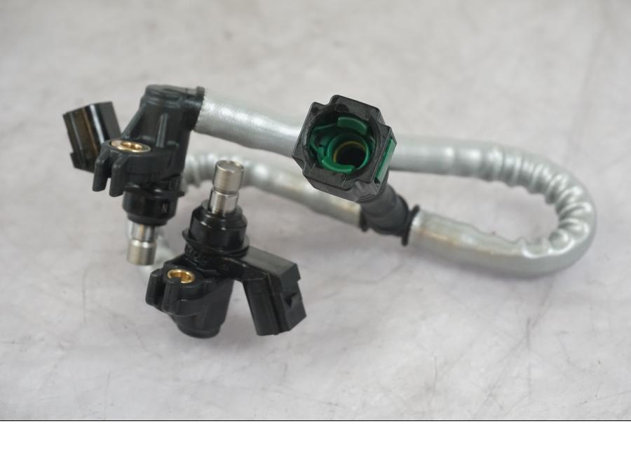 Höger sida på Fuel Rail från en KTM 1290 Super Duke R -2022 motorcykel.