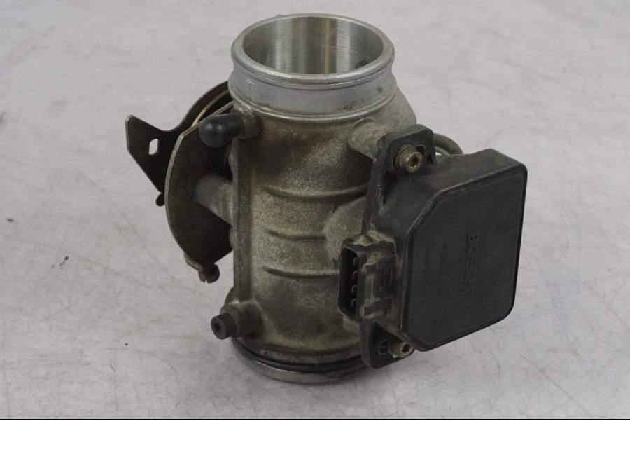 Höger sida på Spjällhus från en BMW R 1100 GS -1998 motorcykel.