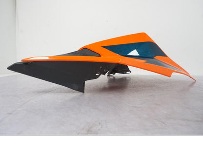 Baksidan på Bensintankskåpa från en KTM 1290 Super Duke R -2021 motorcykel.