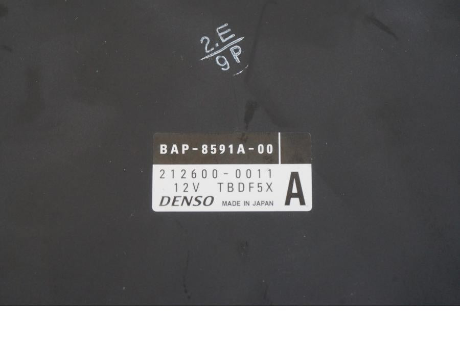 Snett nerifrån på CDI / ECU från en Yamaha MT-09 Tracer -2021 motorcykel.