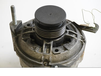 Baksidan på Generator från en BMW R 850 R -2004 motorcykel.