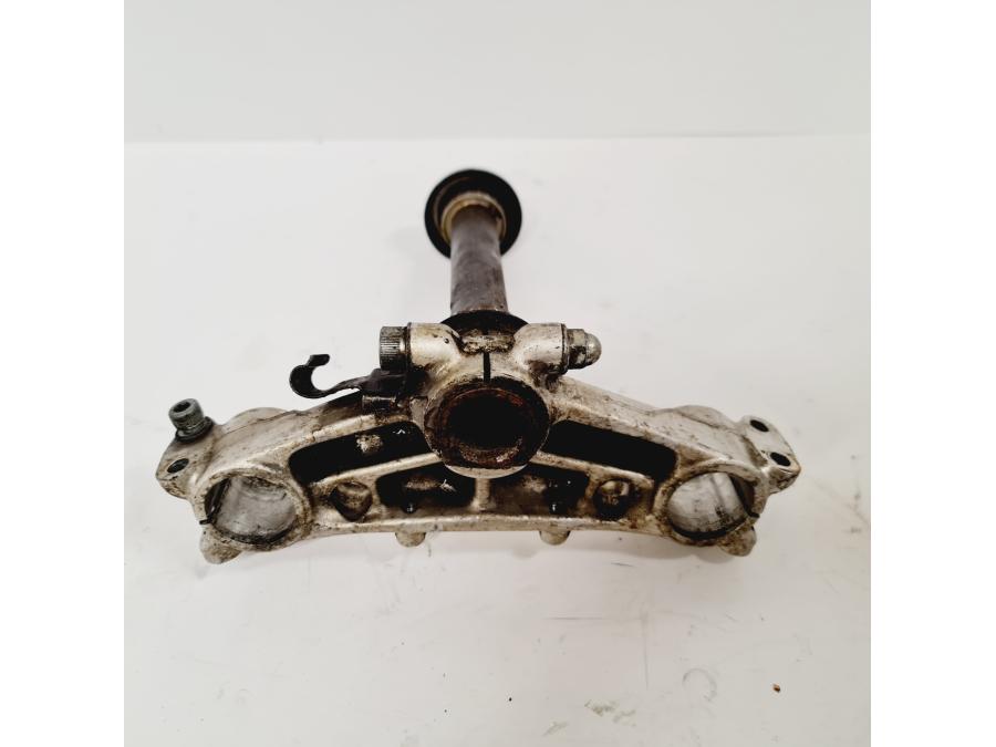 Höger sida på Gaffelkrona från en Honda CB 900 F -1979 motorcykel.