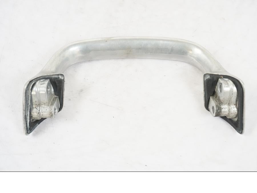 Snett uppifrån på Passagerarhandtag från en Honda CB 750 -1996 motorcykel.