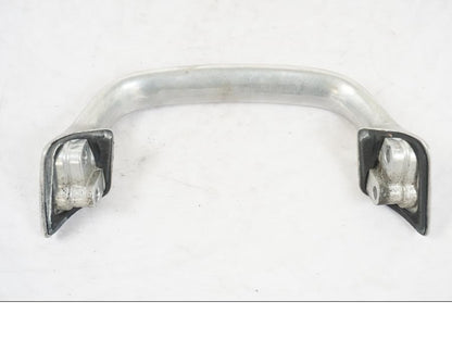 Snett uppifrån på Passagerarhandtag från en Honda CB 750 -1996 motorcykel.