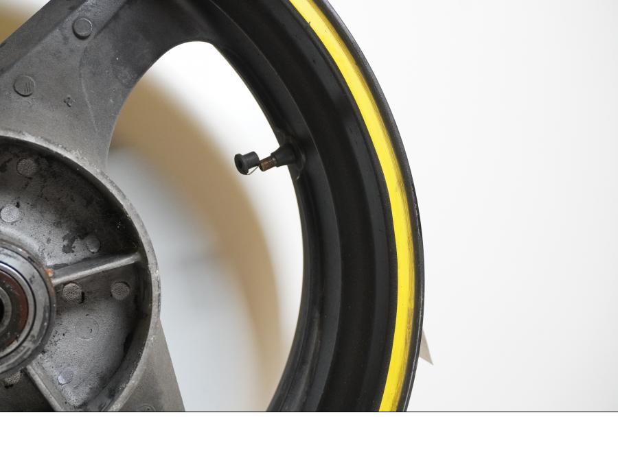 Extrabild5 på Fälg från en Honda VTR 1000 F -1997 motorcykel.