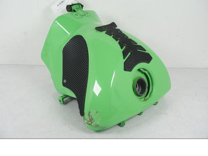 Framsidan på Bensintank från en Kawasaki ZX-6R -2005 motorcykel.