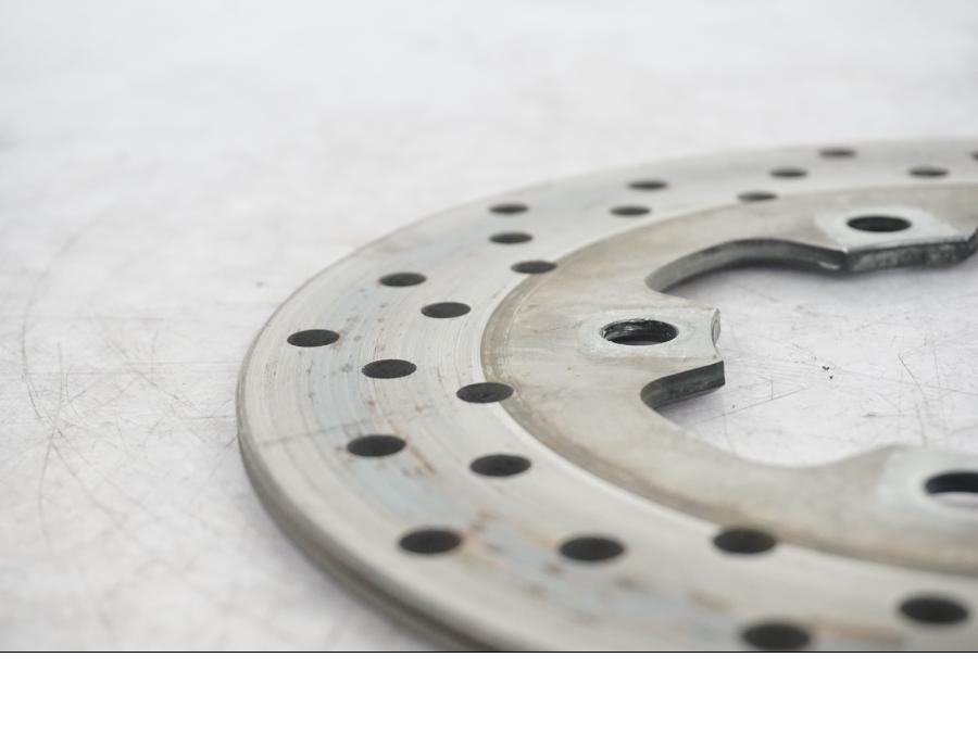 Höger sida på Bromsskiva från en Suzuki SV 1000 -2004 motorcykel.