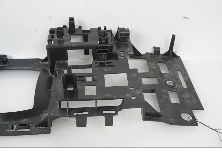 Vänster sida på Fästplatta från en H-D Adventure Pan America Special RA1250S -2021 motorcykel.