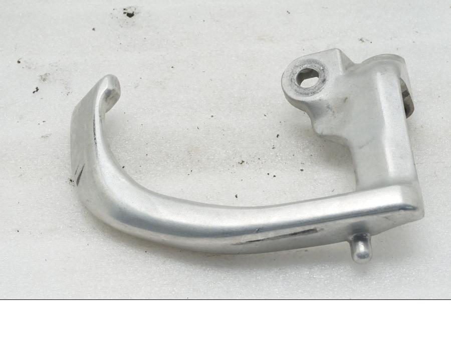 Baksidan på Passagerarhandtag från en Honda VFR 750 -1990 motorcykel.