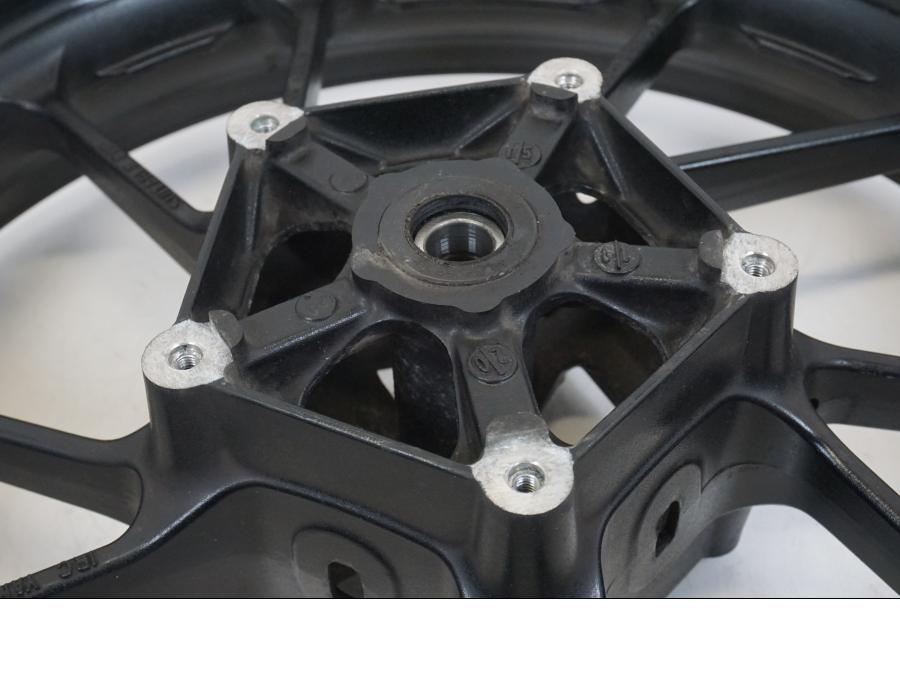 Vänster sida på Fälg från en Yamaha XSR 700 -2016 motorcykel.