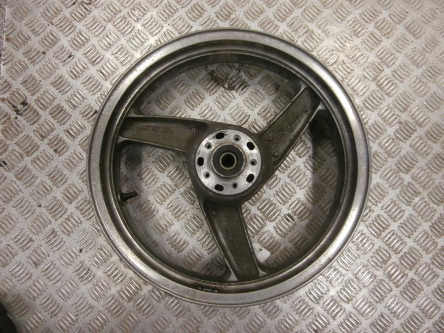 Baksidan på Fälg från en Kawasaki ZZR 1100 -1992 motorcykel.