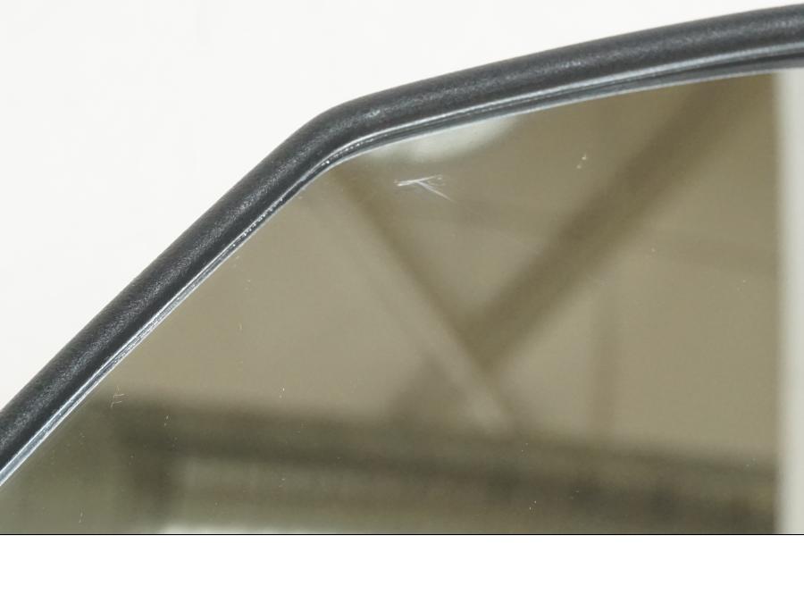 Snett uppifrån på Backspegel från en Kawasaki ER-6F -2016 motorcykel.