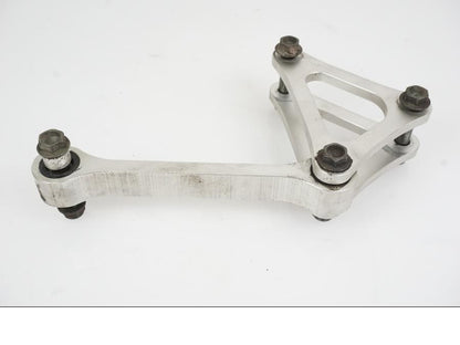 Baksidan på Stötdämparlänkage från en Yamaha YZF R6 -2006 motorcykel.