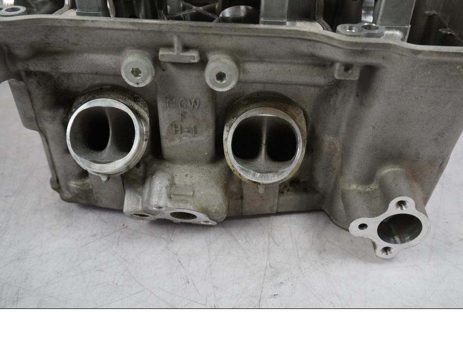 Snett uppifrån på Topplock från en Honda VFR 800 -2005 motorcykel.