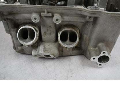 Snett uppifrån på Topplock från en Honda VFR 800 -2005 motorcykel.