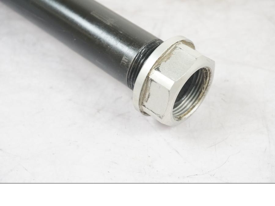 Höger sida på Axel från en KTM 1290 Super Adventure S -2022 motorcykel.