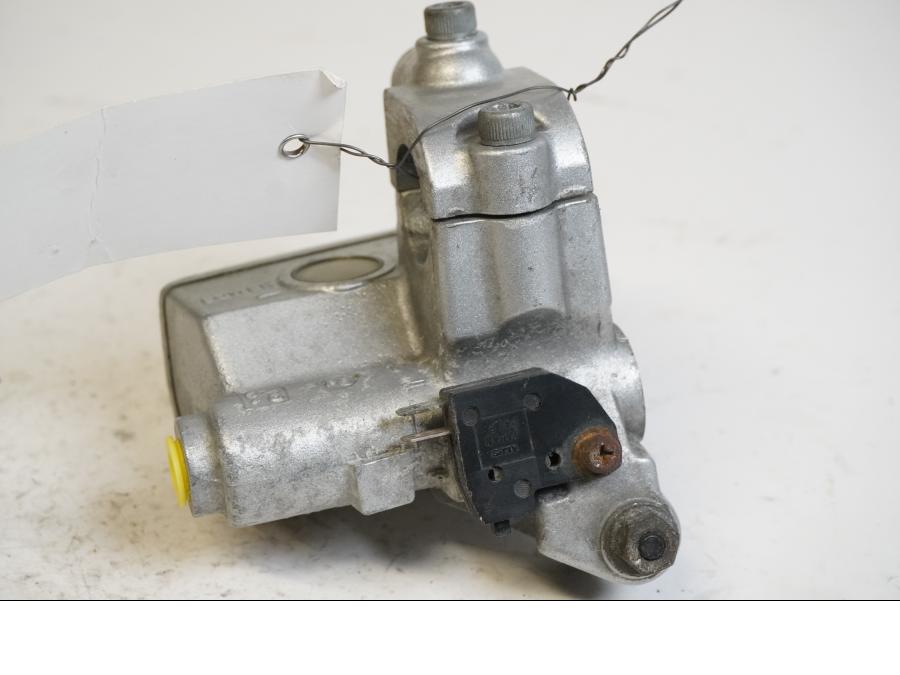 Höger sida på Bromshuvudcylinder från en Suzuki GSX 1100 -1992 motorcykel.