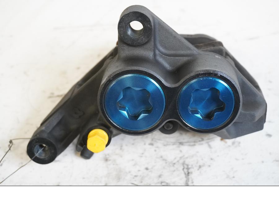 Framsidan på Bromsok från en Yamaha YZF R6 -2000 motorcykel.