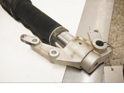 Snett uppifrån på Gaffelben från en Husqvarna TR 650 Strada -2012 motorcykel.