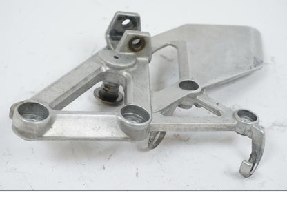 Vänster sida på Fotpinnefäste från en Honda CBR 600 -1998 motorcykel.