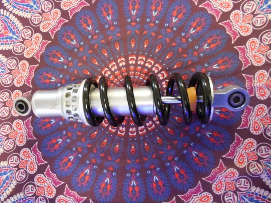 Framsidan på Stötdämpare från en Yamaha FZ-1 N -2010 motorcykel.