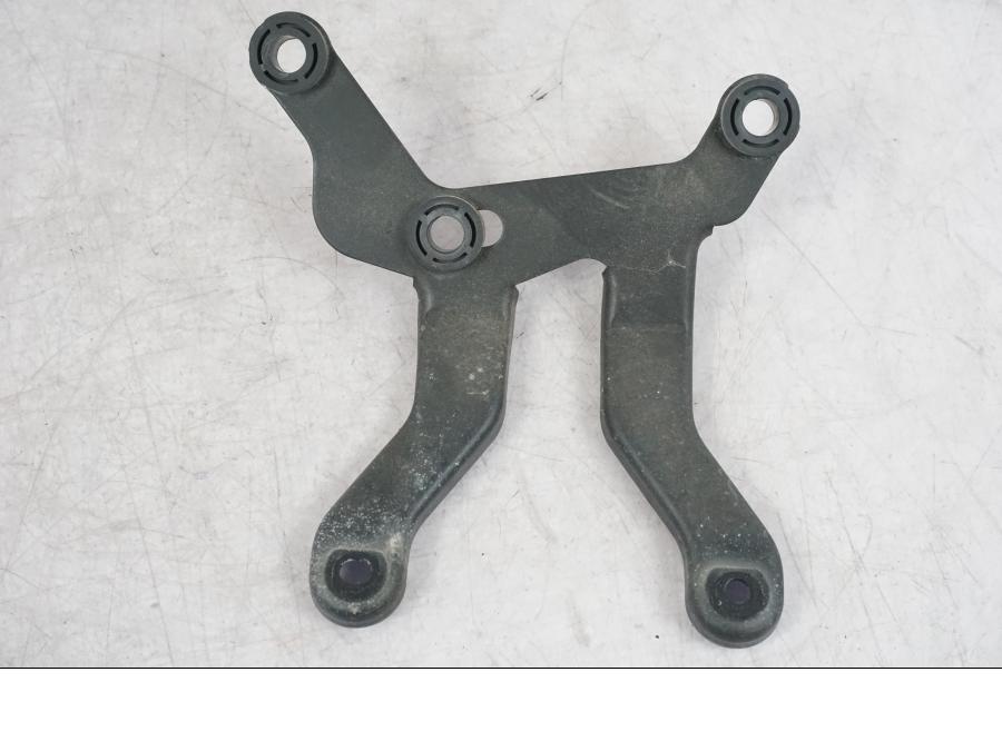 Framsidan på Instrumentfäste från en Suzuki GSF 1250 -2010 motorcykel.