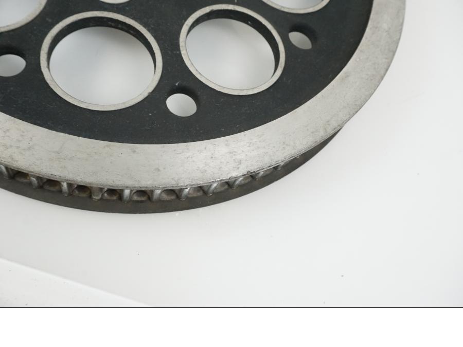 Snett uppifrån på Remhjul från en H-D Dyna Low Rider FXDL -2004 motorcykel.