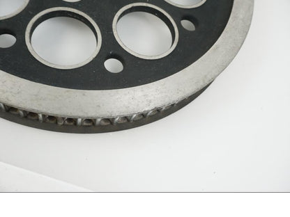 Snett uppifrån på Remhjul från en H-D Dyna Low Rider FXDL -2004 motorcykel.