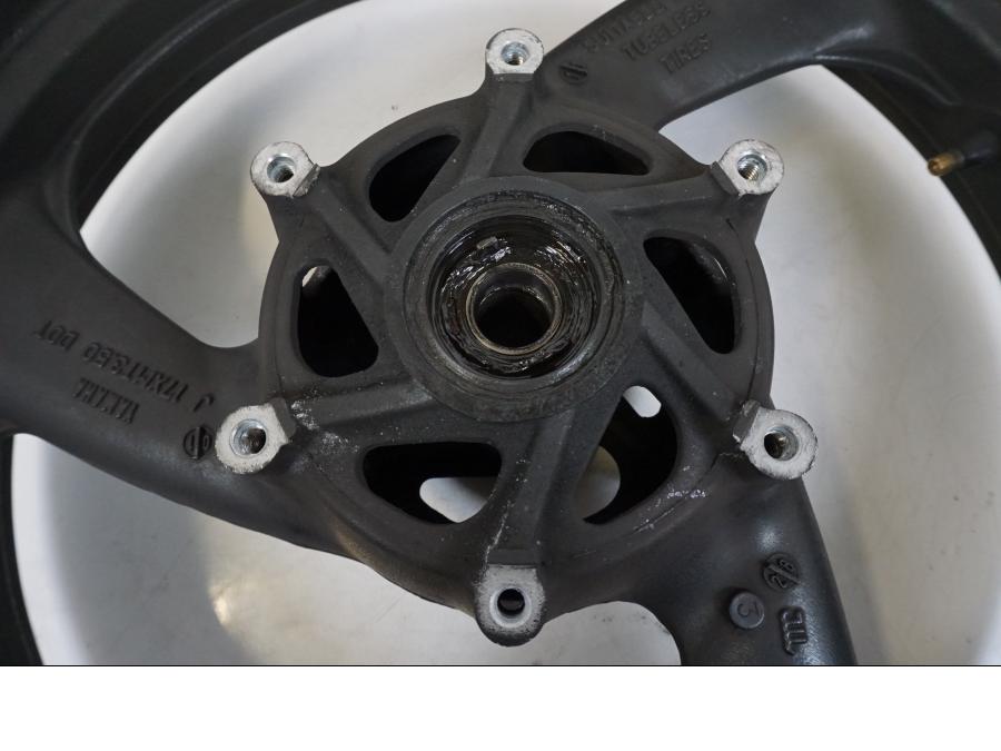 Snett nerifrån på Fälg från en Yamaha XJR 1300 -2002 motorcykel.