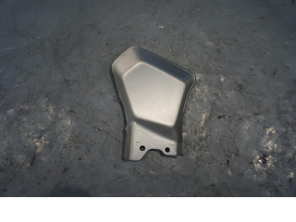 Baksidan på Fotpinnehälskydd från en Yamaha XT 1200 Z -2011 motorcykel.