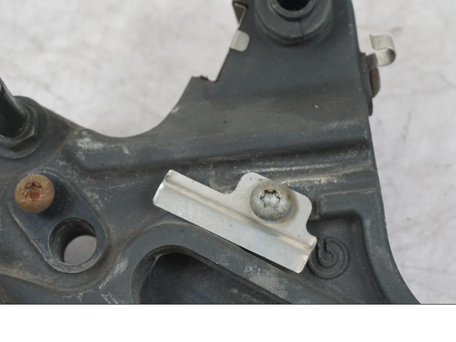 Höger sida på Bromsoksfäste från en BMW S 1000 RR -2010 motorcykel.