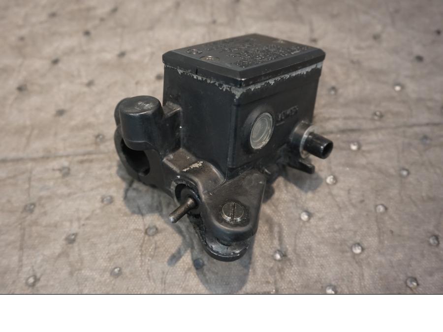 Framsidan på Bromshuvudcylinder från en Yamaha FJR 1300 -2004 motorcykel.