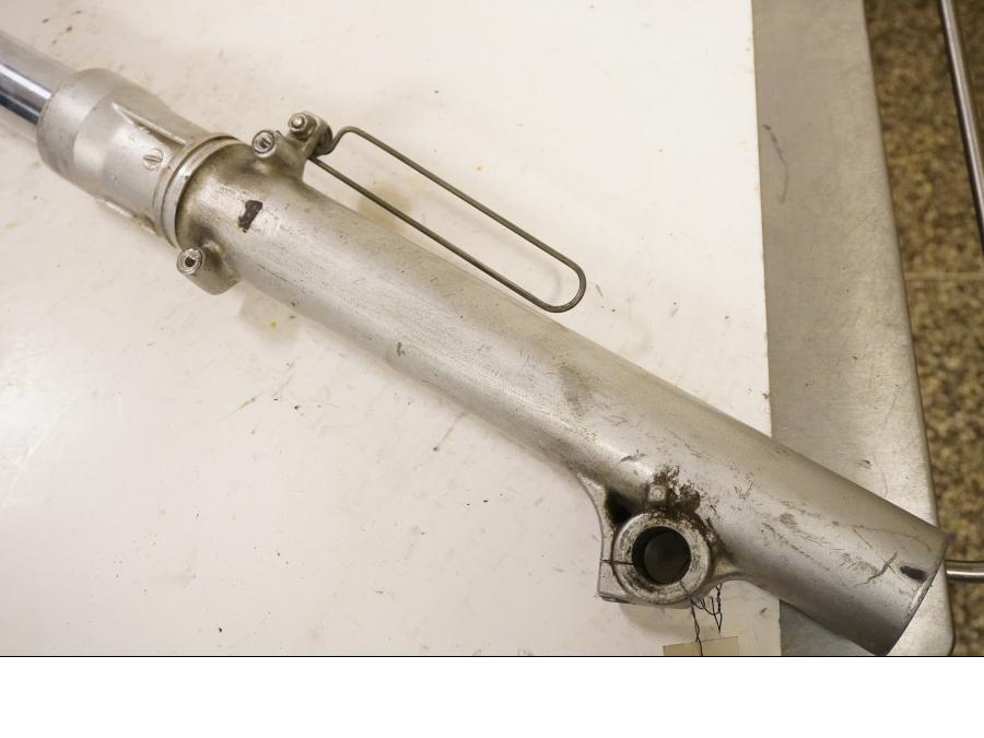 Baksidan på Gaffelben från en Suzuki DR 800 S -1992 motorcykel.