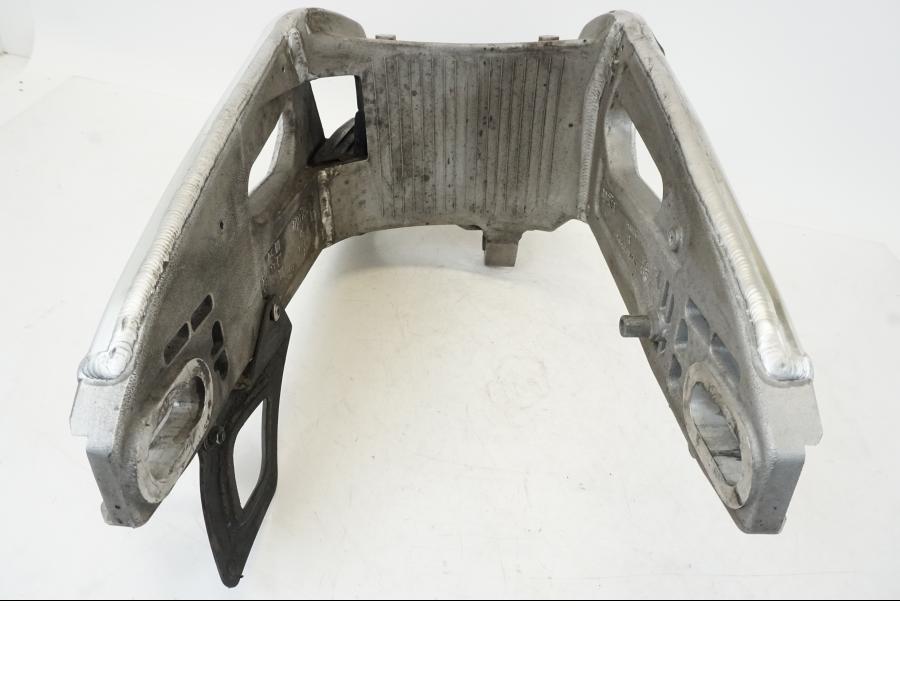 Extrabild4 på Sving från en Aprilia Tuono V4R -2011 motorcykel.