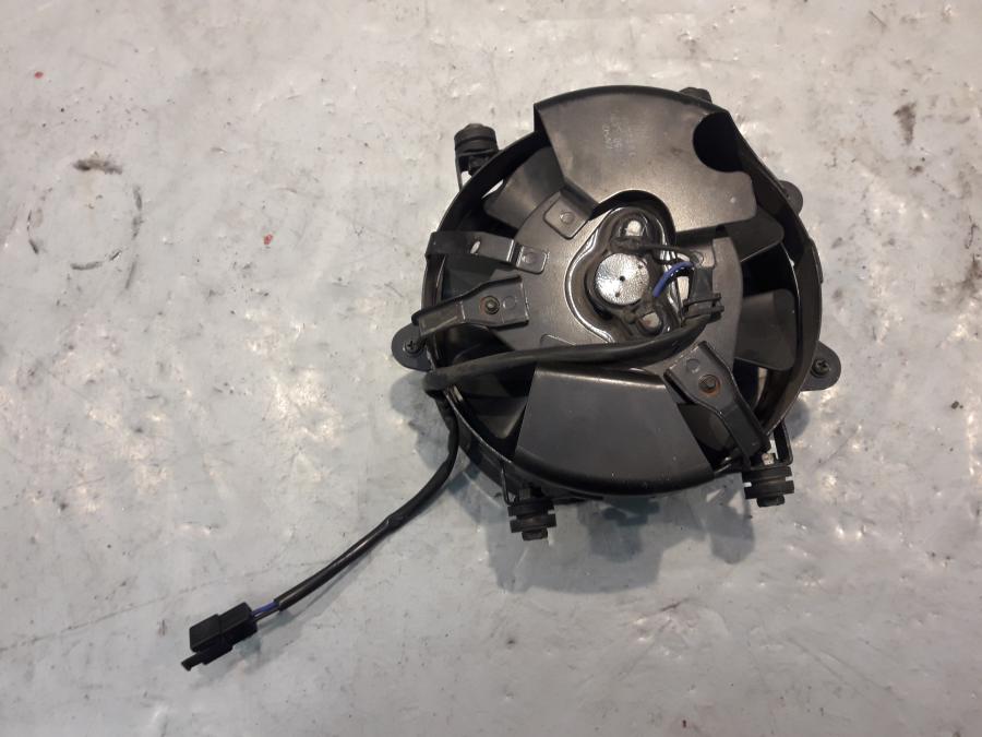 Höger sida på Vattenkylfläkt från en Suzuki VZ 800 -1999 motorcykel.