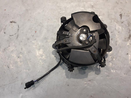 Höger sida på Vattenkylfläkt från en Suzuki VZ 800 -1999 motorcykel.