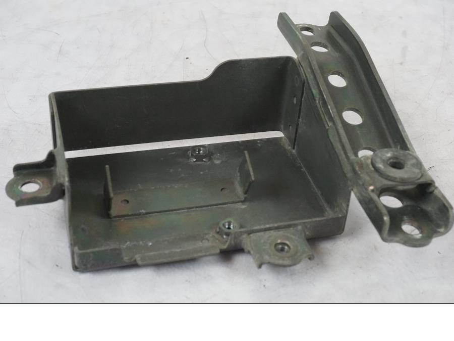 Framsidan på Likriktarskydd från en Suzuki VL 800 -2002 motorcykel.