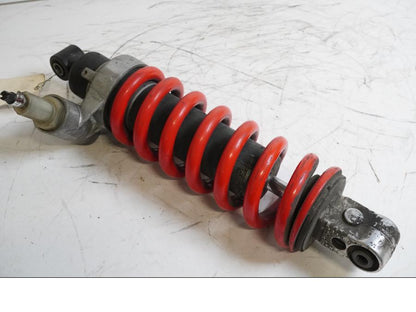 Framsidan på Stötdämpare från en Triumph Sprint ST -2005 motorcykel.