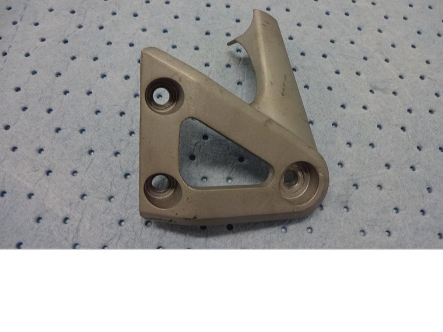 Framsidan på Strålkastarfäste från en Honda CB 900 F Hornet -2002 motorcykel.